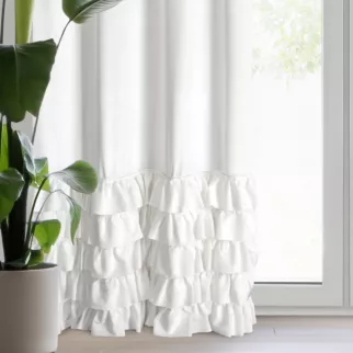 Zasłona biała zdobiona falbanami i lśniącymi akcentami z welwetu 140x250 cm przelotka CARLI