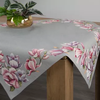 Obrus gobelinowy zdobiony motywem kwiatów magnolii
