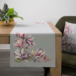 Bieżnik gobelinowy zdobiony  motywem kwiatów magnolii
