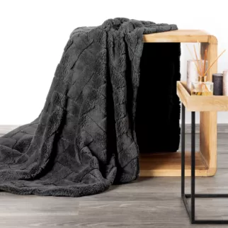 DESIGN 91 Narzuta na fotel-koc typu flano CARO zdobiony wytłaczanym wzorem