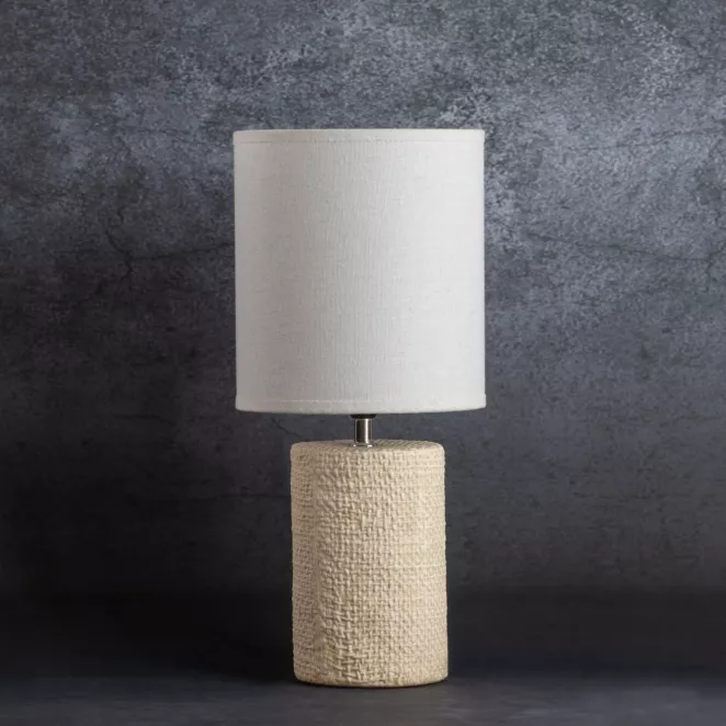Lampa AGIS na ceramicznej podstawie z wytłaczanym wzorem tkaniny