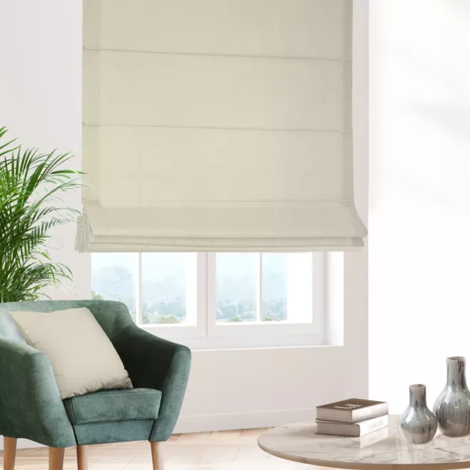 Roleta szyta z systemem comfort beżowa z gładkiej tkaniny typu Blackout zaciemniającej 100%