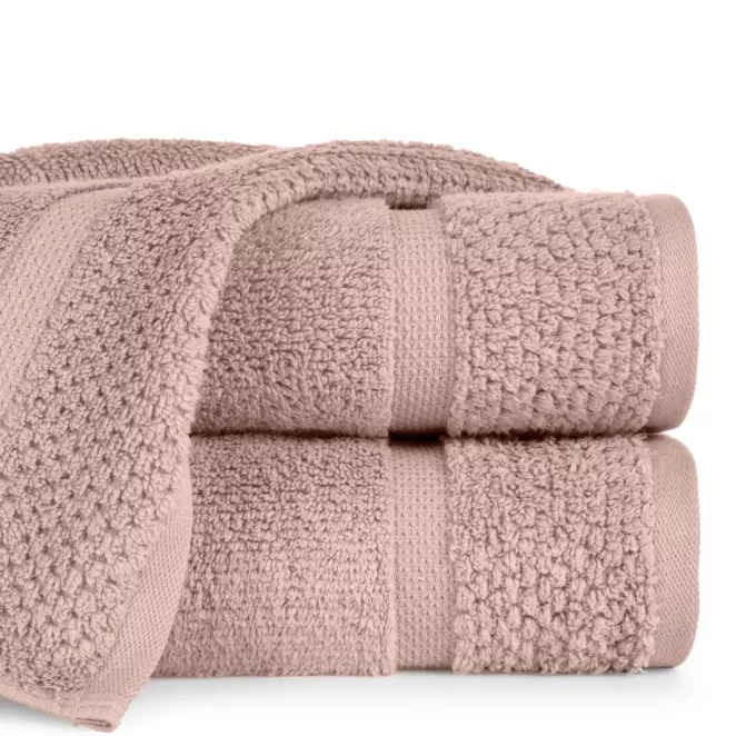 Ręcznik kąpielowy 50x90 cm bawełniany kolor pudrowy róż podkreślony ryżową bordiurą 530 g/m2 VILIA