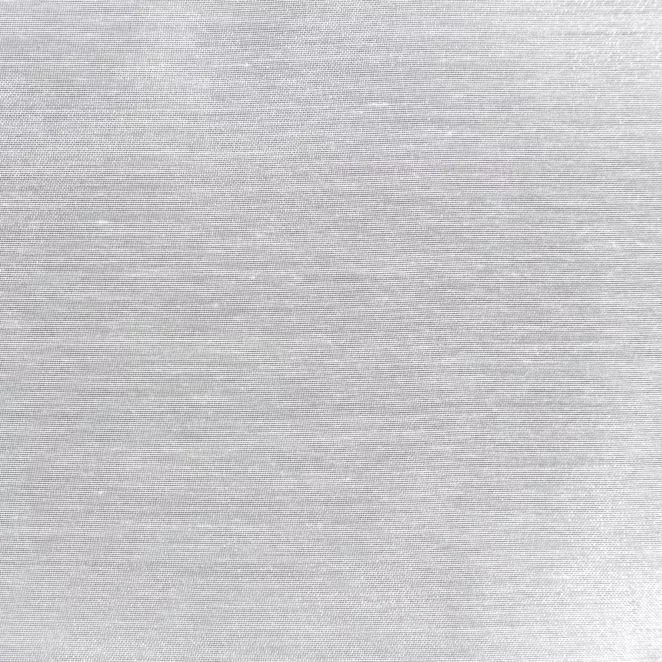 M131/1 Firana szyta na taśmie 5 cm MAXIMA biała z miękkiej batystowej tkaniny o delikatnym połysku, wykończona obciążnikiem
