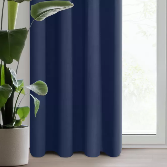 Zasłona granatowa z gładkiej tkaniny zaciemniającej typu blackout 135x250 przelotka PARISA Design 91
