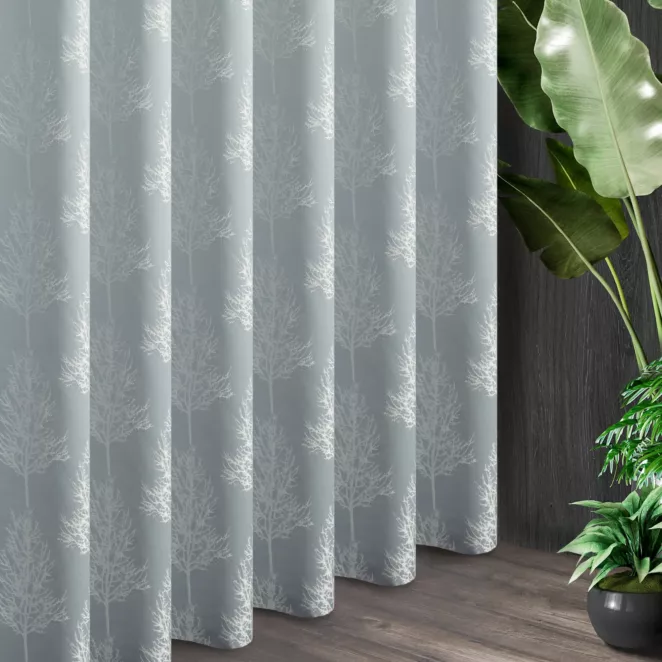 E103/4 Zasłona szyta na taśmie 5 cm błękitno srebrna z tkaniny w botaniczny wzór przetykany nicią metaliczną