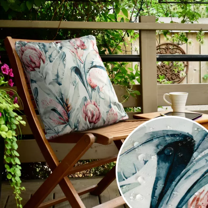 Poszewka GARDEN na taras oraz balkon z tkaniny wodoodpornej zdobiona nadrukiem subtelnych kwiatów