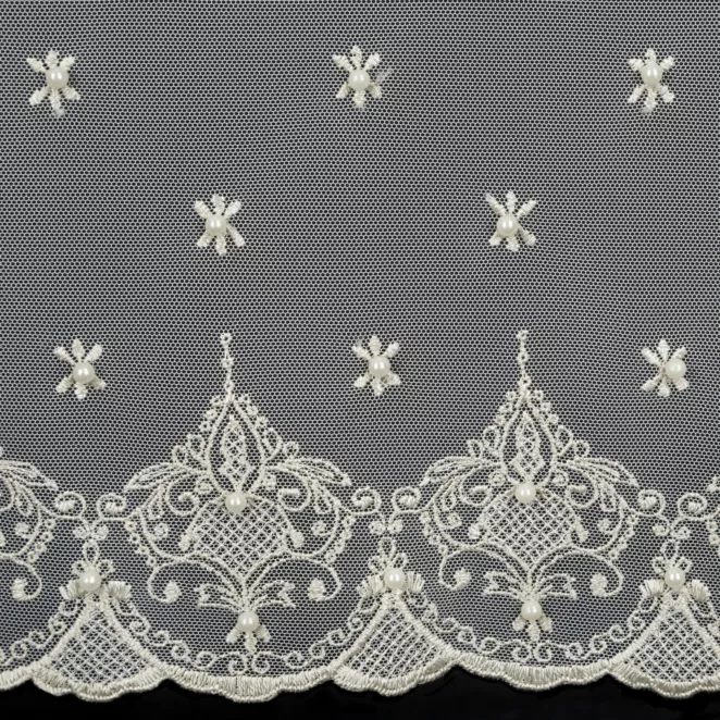 P237/3 Firana szyta na taśmie 5 cm kremowa z delikatnego tiulu haftowanego w ornamenty i drobne kwiatuszki dodatkowo zdobione perełkami