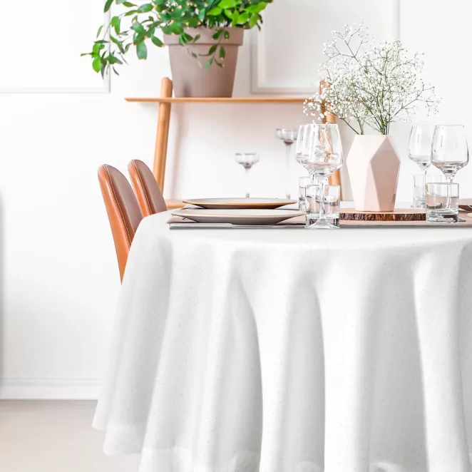 Okrągły obrus ELIZA zdobiony srebrną błyszczącą nicią z elegancką listwą