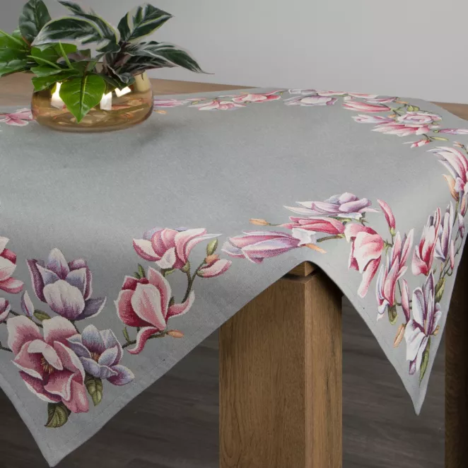 Obrus gobelinowy zdobiony motywem kwiatów magnolii