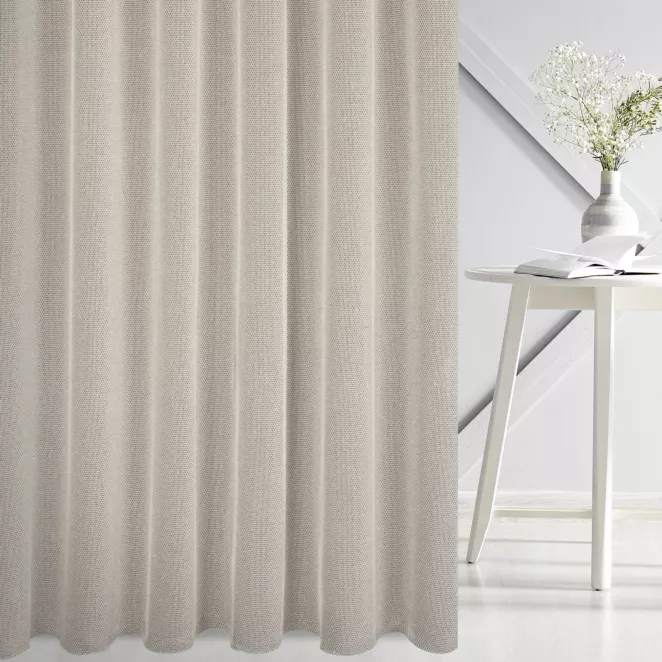 Firana szyta na taśmie 5 cm naturalno srebrna z eleganckiej siatki w stylu glamour z połyskliwą nicią, wykończona obciążnikiem