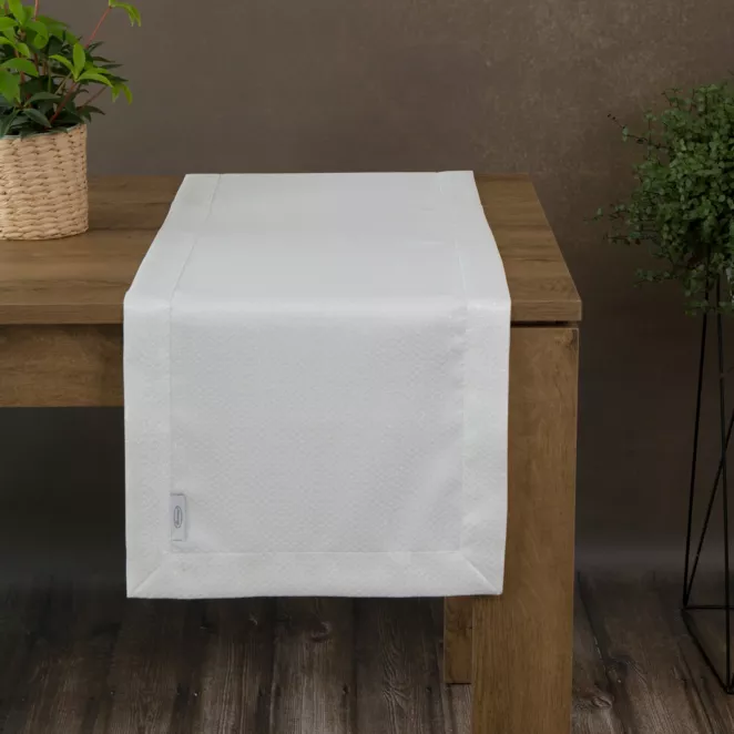 Bieżnik JOWITA zdobiony srebrną błyszczącą nicią w wzór geometryczny z elegancką listwą
