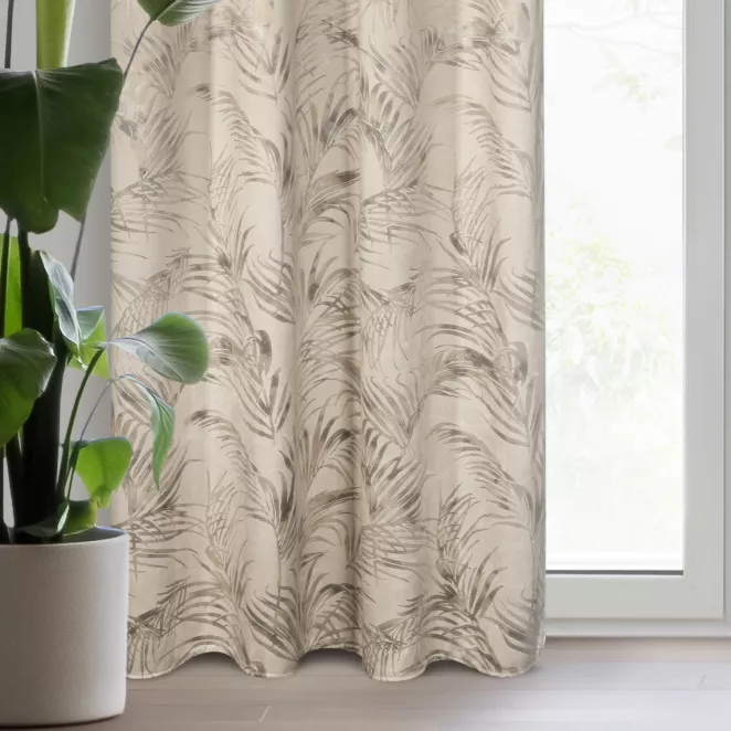 Zasłona beżowo, szampańska zdobiona nadrukiem liści palm z welwetu 135x270 cm przelotka DEBRA
