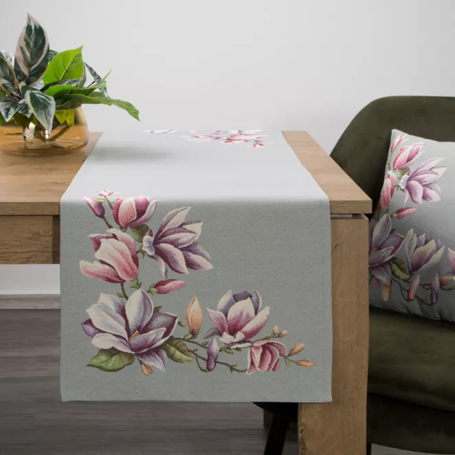 Bieżnik gobelinowy zdobiony  motywem kwiatów magnolii