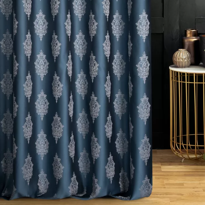Zasłona szyta na taśmie 5 cm granatowo srebrna z eleganckiej tkaniny w drobny ornamentowy wzór