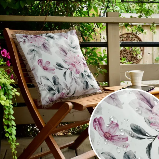 Poszewka GARDEN na taras oraz balkon z tkaniny wodoodpornej zdobiona nadrukiem kwiatów i frędzli