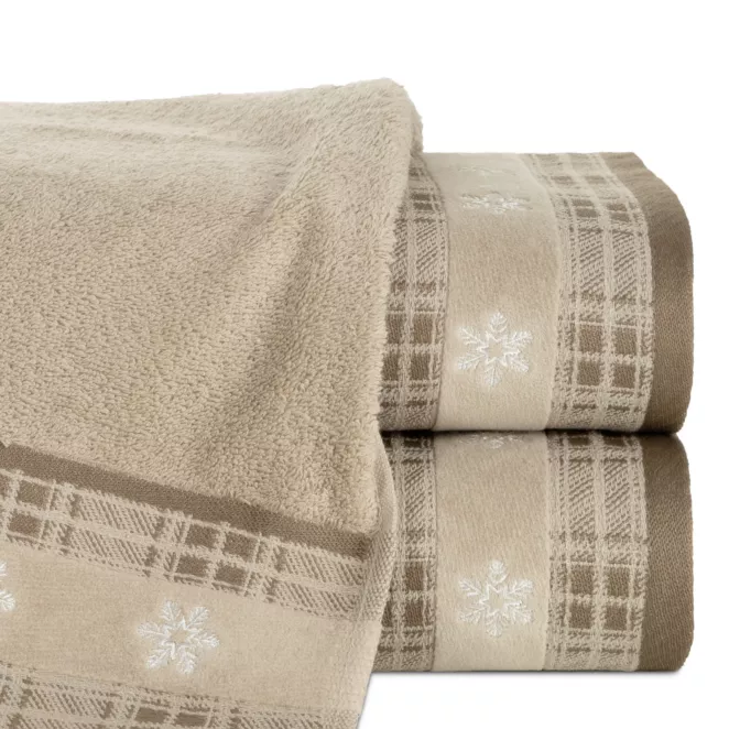 Ręcznik kąpielowy świąteczny 50x90 cm bawełniany kolor jasnobeżowy z żakardową bordiurą w kratę i haftem z szyszkami 480 g/m2 HOLLY