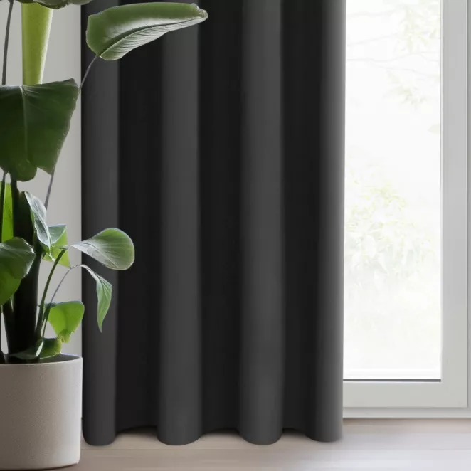 Zasłona czarna z gładkiej tkaniny zaciemniającej typu blackout 135x250 przelotka PARISA Design 91