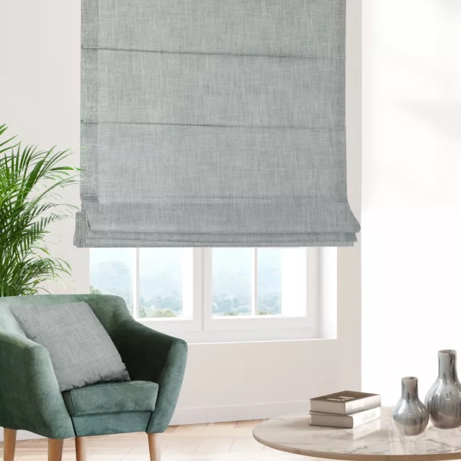 Roleta szyta z systemem comfort niebiesko srebrzysta z tkaniny o luźnym splocie, z połyskliwym nadrukiem w stylu glamour