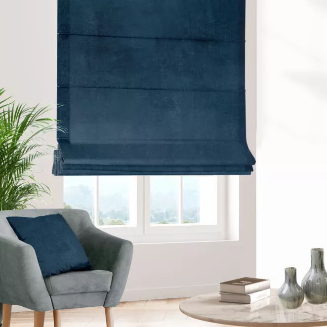 Roleta szyta z systemem comfort ELITE ciemnoturkusowa miękka, welwetowa, typu BLACKOUT 100% zaciemniająca, z połyskującym nadrukiem, o gramaturze 400g/m2