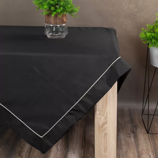 Obrus z ozdobną listwą oraz złotą wypustką w eleganckim opakowaniu