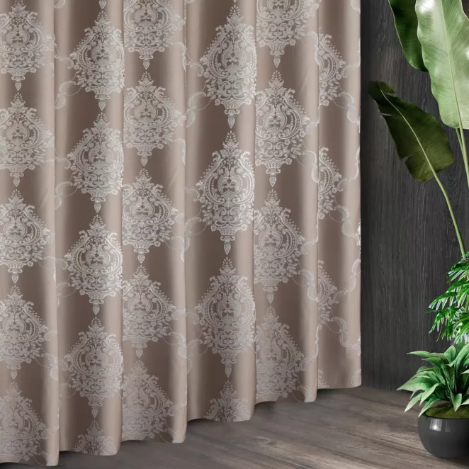 L146/4 Zasłona szyta na taśmie 5 cm ciemnobeżowo srebrna z eleganckiej tkaniny w duży ornamentowy wzór