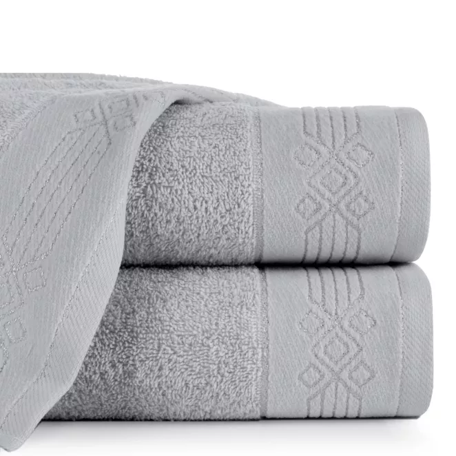 Ręcznik kąpielowy 50x90 cm bawełniany kolor srebrny z geometrycznym ornamentem 520 g/m2 KAMELA