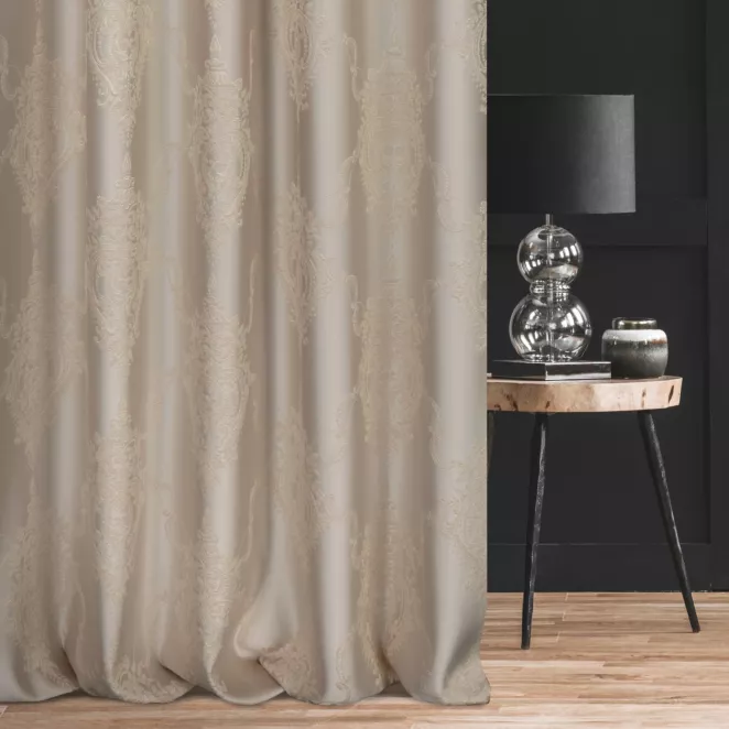 Zasłona szyta na flexach jasnobeżowa z eleganckiej tkaniny w duży ornamentowy wzór
