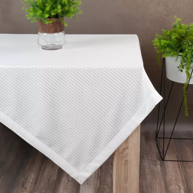 Obrus ELIZA zdobiony srebrną błyszczącą nicią z elegancką listwą