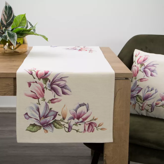 Obrus gobelinowy zdobiony  motywem kwiatów magnolii