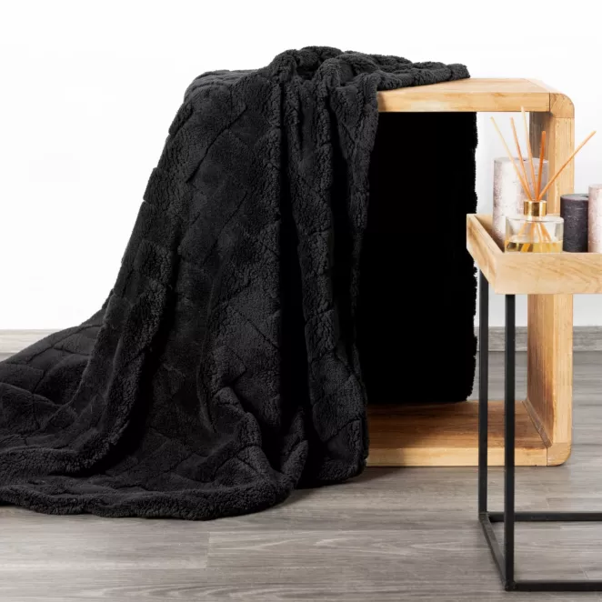 DESIGN 91 Narzuta na fotel-koc typu flano CARO zdobiony wytłaczanym wzorem