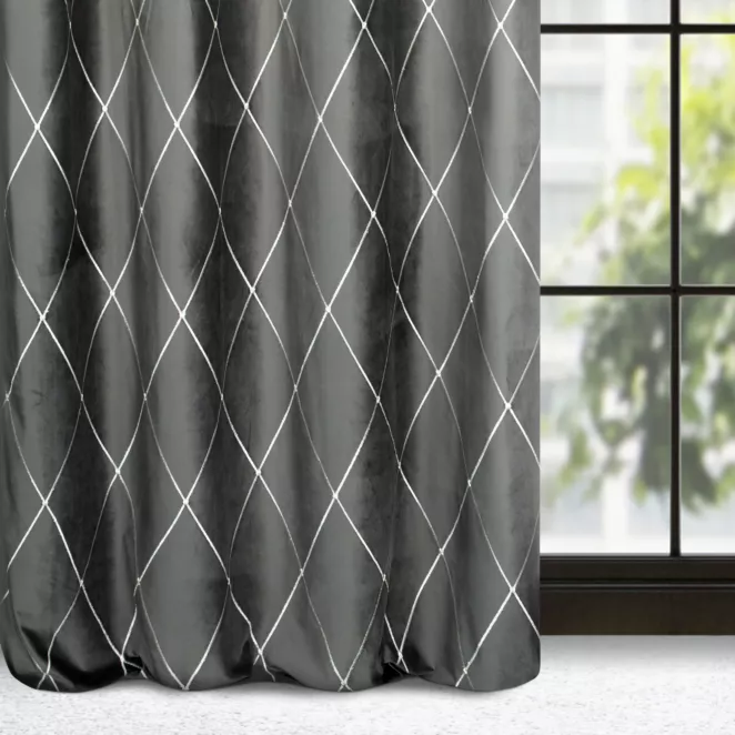 Zasłona szaro, srebrna haftowana w duże karo z tkaniny welwetowej 140x250 cm przelotka MARGO Pierre Cardin