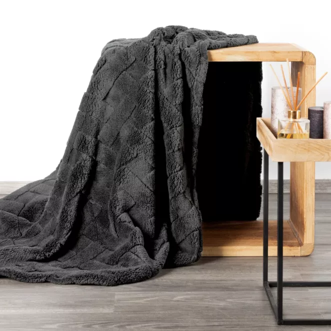 DESIGN 91 Narzuta na fotel-koc typu flano CARO zdobiony wytłaczanym wzorem