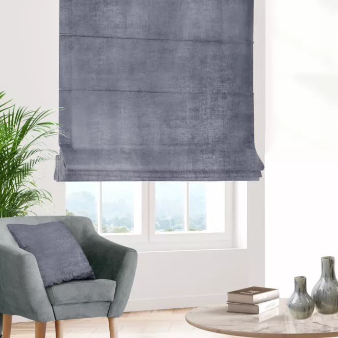 Roleta szyta z systemem comfort ELITE grafitowa miękka, welwetowa, typu BLACKOUT 100% zaciemniająca, z połyskującym nadrukiem, o gramaturze 400g/m2
