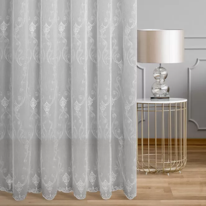Firana szyta na przelotkach biało srebrna z matowej tkaniny ozdobiona eleganckim haftem