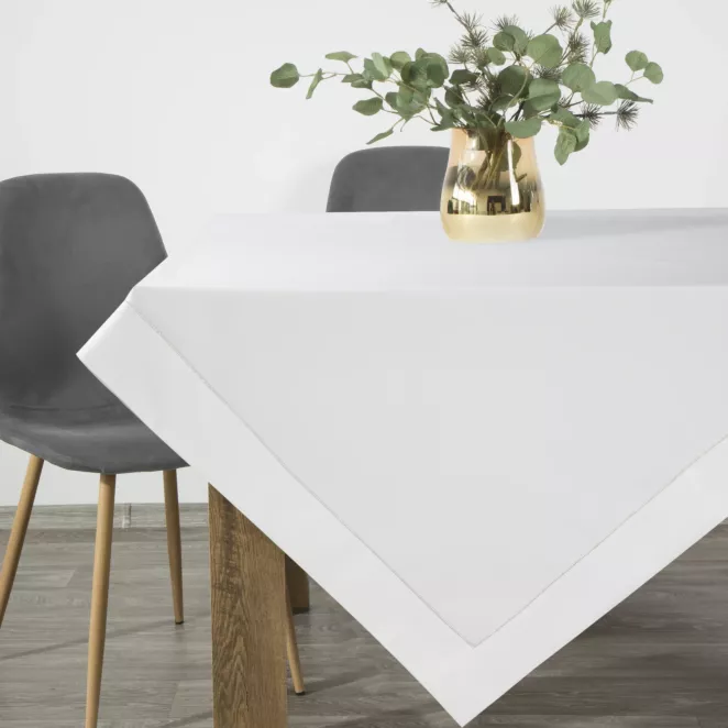 Obrus z ozdobną listwą oraz srebrną wypustką w eleganckim opakowaniu