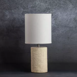 Lampa AGIS na ceramicznej podstawie z wytłaczanym wzorem tkaniny