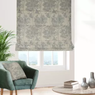 Roleta szyta z systemem comfort naturalno niebieska z żakardowej tkaniny z dodatkiem bawełny zdobiona botanicznym wzorem ze srebrną nicią