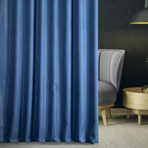Zasłona szyta na przelotkach LUXOR ciemnoniebieska z eleganckiej lśniącej tkaniny o drobnym splocie