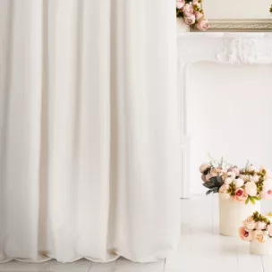 Zasłona szyta na taśmie 8 cm JULIETT jasnobeżowa z eleganckiej połyskującej tkaniny przetykanej lureksową nicią