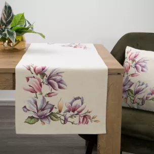 Obrus gobelinowy zdobiony  motywem kwiatów magnolii
