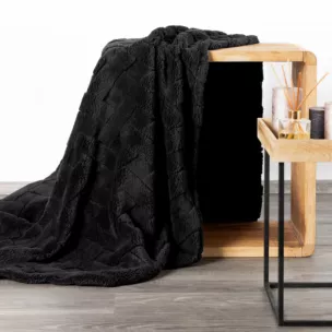 DESIGN 91 Narzuta na fotel-koc typu flano CARO zdobiony wytłaczanym wzorem