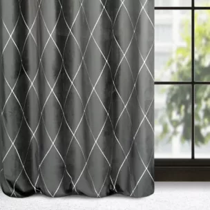 Zasłona szaro, srebrna haftowana w duże karo z tkaniny welwetowej 140x250 cm przelotka MARGO Pierre Cardin