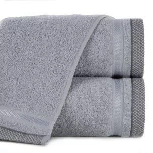 Ręcznik kąpielowy 50x90 cm bawełniany kolor jasnoszary zero twist z bordiurą w paski 500 g/m2 ABBIE